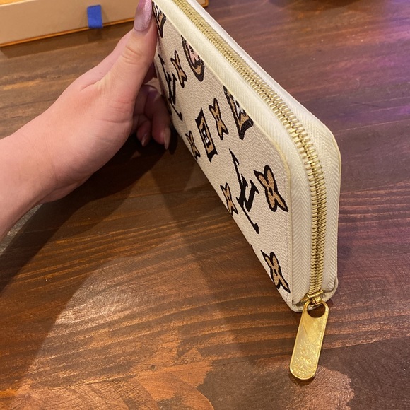 ✨Authentic Louis Vuitton Wild At Heart Long Zippy Wallet✨ - Picture 5 of 10